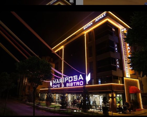 Mariposa Cafe & Bistro dış mekan — zarif ışıklı bahçe önü